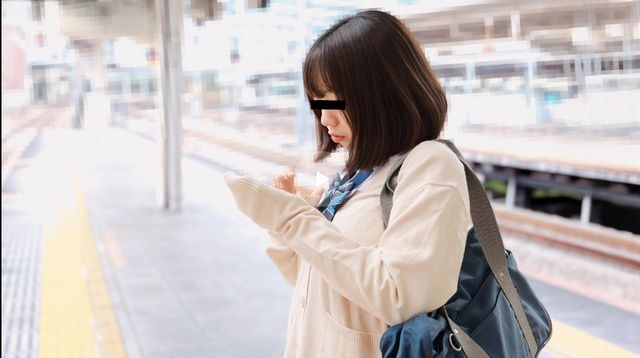 制服娘を電車でイタズラ 天野奈々