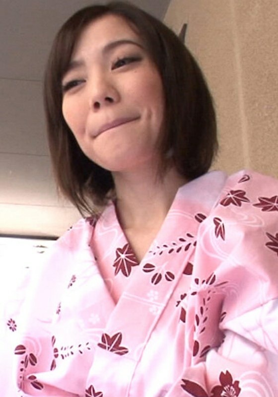 Pick up a wife who seems to be bored alone at a hot spring inn! An unfaithful wife who ends up cumming with someone else's dick when her husband is not around!