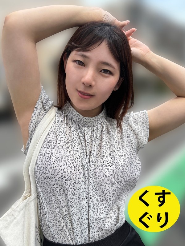 A drug store clerk Airu-chan, who talks and tickles her on the street corner