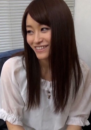 [素人]番組のインタビューで連れ込んだ若妻さん！押しに弱い...