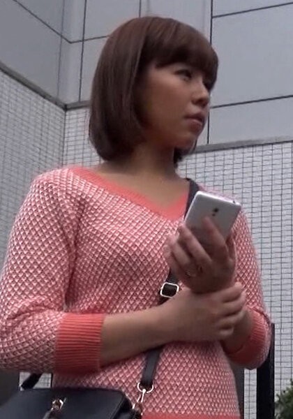 一个爱讲黄色笑话的年轻妻子！ ？摇晃着 F 罩杯的巨乳和色情变换和本能的 SEX！