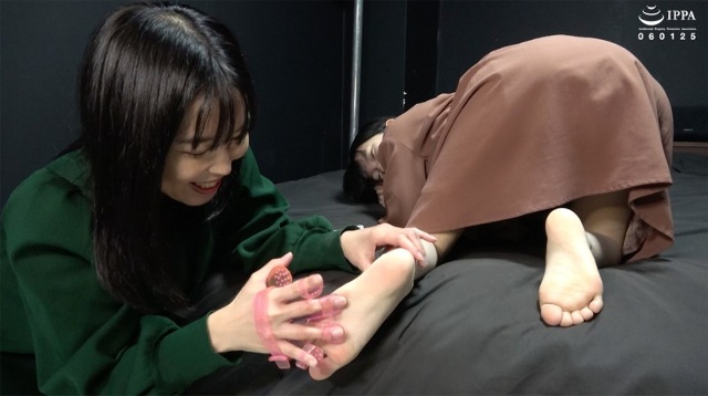「【レズくすぐり】美女達による私服でのくすぐり感度チェック」ADOA-096 伊織ひなの&杉崎みさき 1