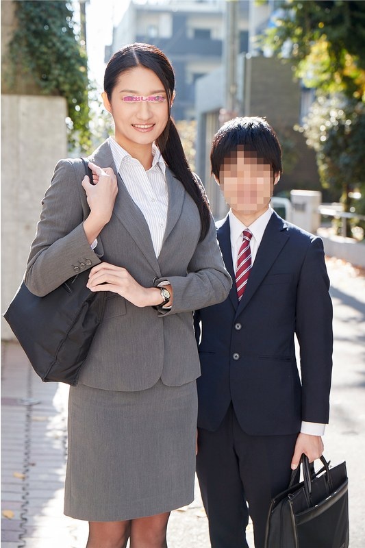 Limited to tall working intellectual office ladies. A female senior with beautiful legs who is over 170cm tall and a short junior have sex with the difference in height during work! The subordinates can't help but get a full erection when they touch the model-