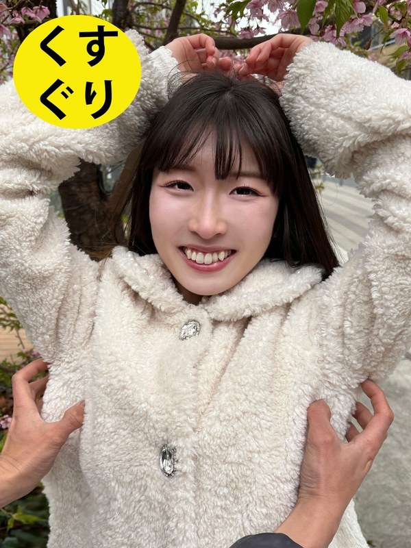 Momona-chan, a part-time apparel worker, calls out to me on the street corner and lets me tickle her.