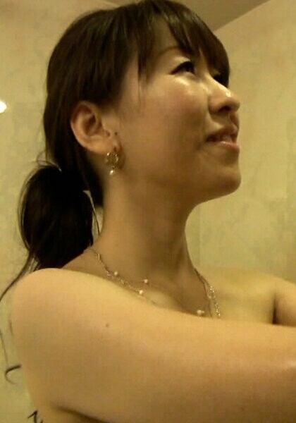 A celebrity wife who came with me for a reward! She transforms into a lewd wife who wants to be cumed by an electric massager and has a penis!