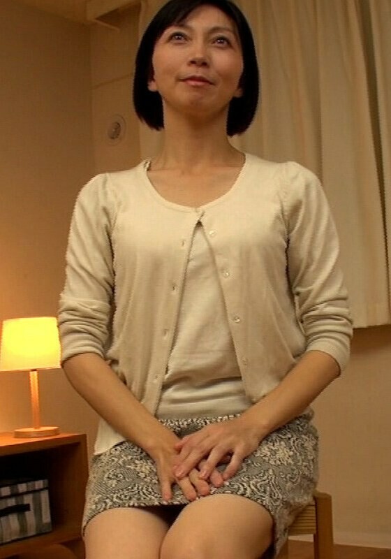 明亮清爽短发的50多岁成熟女性的第一部AV!可以享受被专业演员抱着的快感的淫荡性爱!