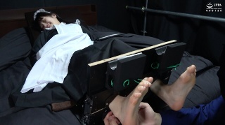 [春日えな]勤務 5 メイドさんの足を徹底くすぐり！ 拘束され...