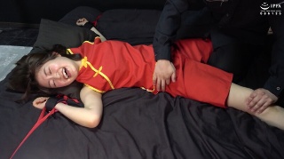 [中園めいな]腰部薄弱的中国女孩被四肢束缚！仰卧发飙也无法抗拒的...