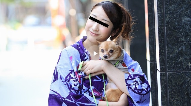 一边遛狗一边捡起爱狗的浴衣美女!
