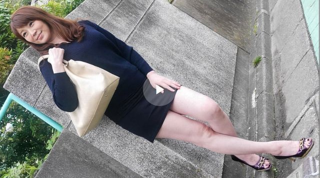 一个美丽的成熟女人，有着漂亮的迷你裙腿被捡起并连续两次奶油！