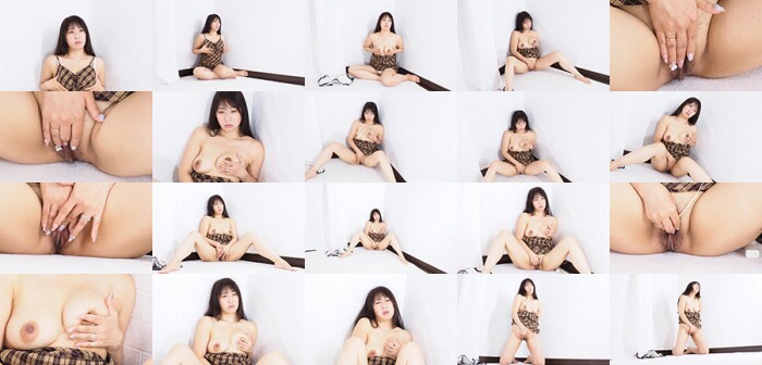 Amu / A woman who masturbates while staring at a point without expression / B: 92 W: 68H: 97:Image