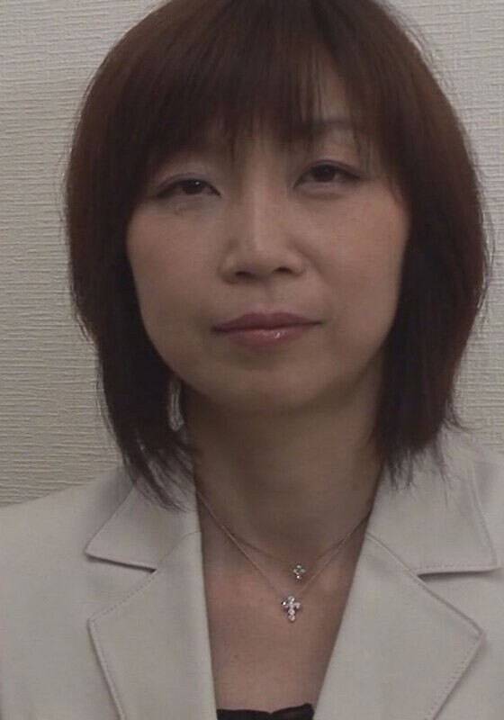 A beautiful-eyed divorced woman who works in a mature adult entertainment industry! After she shows off her exquisite skills, which can be called the real thing, she stimulates his cock with a sucking meat pot and cums inside her!