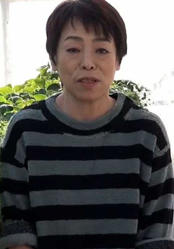 苺農家の六十路熟女さんがAVに応募!挨拶を交わすと苺ハウスの中での大胆初撮りSEX!