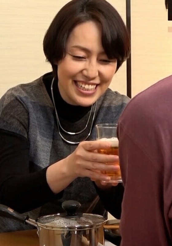 Having a drink at home with the neighbor's wife who came over to share the food... A hot sex between a mature man and a woman who let their drunkenness get the best of them and devour each other's flushed bodies with a one-time promise!