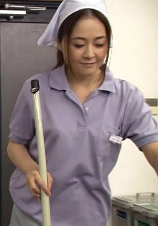 [9999]勃起した若いチ〇ポを見たお掃除のおばちゃんは…ムラ...