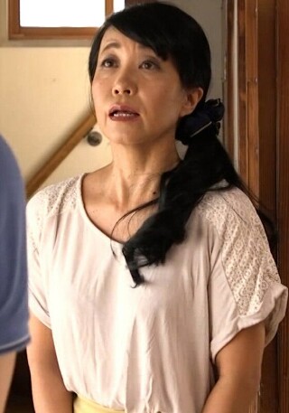 [9999]ミニスカ―トから覗く股間がエロい熟女…敏感になった...
