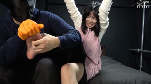 “穿着休闲衣服的妻子完全遭受了酷刑，并击败了她的弱点的腋窝！” Wakashi Lab Waka-070 Sugizaki Misaki 2