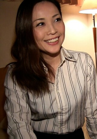 [素人]好奇心旺盛遅咲き美熟女がAV出演！清楚な美人熟女が...