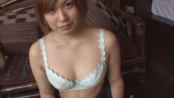 Her brown hair is a bit naughty! A woman who enjoys the brass band takes a break from her activities and goes on a date with a sugar daddy hotel! She squeezes out her dad's seeds through raw sex!