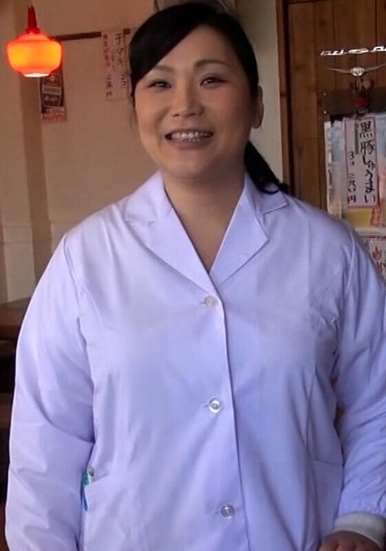 The beautiful proprietress of a Chinese restaurant with a long line appears in an AV without telling her husband! ? She has sex in front of the camera for the first time in her life, shaking her huge breasts and having shameless sex!