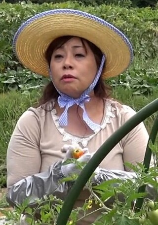 [素人]一位乡村微笑成熟女人，在田里干活，看起来很不错，并且已经超过...