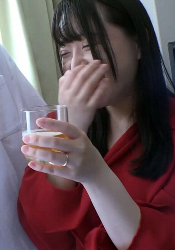 A wife came to Tokyo from Akita for sightseeing and was picked up. Go into the mode of fully enjoying the affair on holiday! My husband doesn't know what I did to my shaved pussy recently!