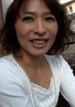 [素人]小ぶりな乳房にデカ乳首、淫靡な剛毛、可愛い顔立ちか...